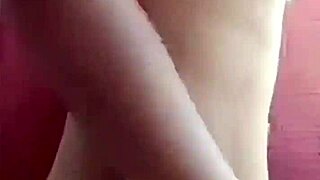 Novinha dançando pelada, quem é essa delícia?