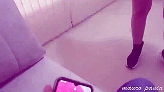 MILF escortka právě dorazila domů, připravená na akci! 😏