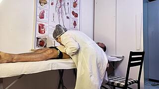 Pacient dobi trdo med pregledom, medtem ko gleda sladka medicinska sestra.