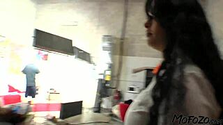 Mofozo porno herec bojuje s velkou erekcí ptáka