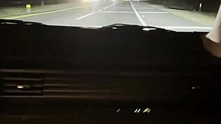 Me la chupa una desconocida que me llevo por la carretera, flashing my big ass in public thrill! 🚗