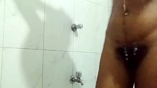 Ντεσί Ινδή έφηβη 18+ δείχνει την καταπληκτική πούτσα και τα στήθη σε οικιακό κλιπ