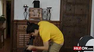 Fiatal Mostohalány Harisnyában Farkszopást Ad Érett Férfinak!