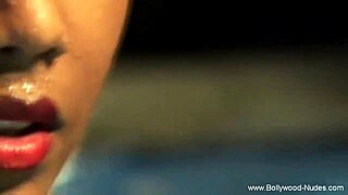 the beautiful indian girl dances and reveals her body in a teasing way!