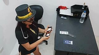 Tak jsem se vzrušila, když jsem si pro diváky strčila anál plug, šťastný nový rok!