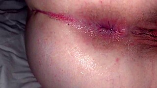 Ich bekam Sperma ins Gesicht geschossen und schluckte alles in Blowbang-Bukkake