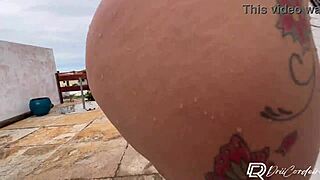 Potkala jsem chlapa na pláži a nechala ho vytrysknout dovnitř.