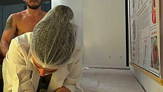 Pacient tvrdne od doteku sestry při prohlídce!