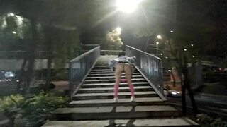 paseo en tanga por la playa con amigos