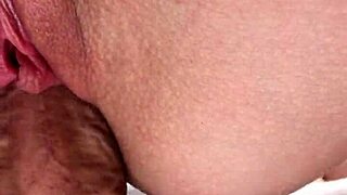 Blonde's pink pussy in motel.