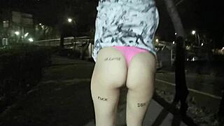 paseo en tanga por la playa con amigos