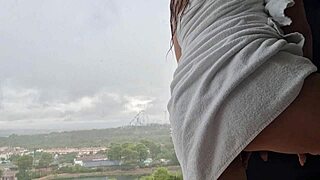 Gorący orgazm przy oknie po prysznicu!