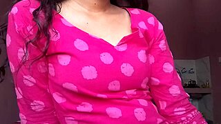 indian desi bhabhi flaunts assets to bf, wow!