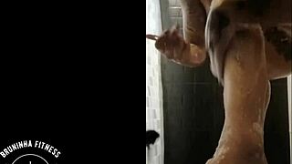 Ruiva cavala depila bucetinha no banho 😍. Deixa lisinha completo no red!