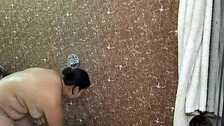 Drobná chůva bere čurák do prdele.