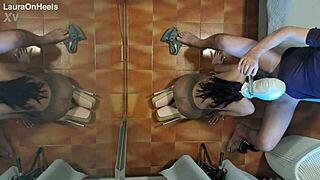 Milf sukkahousuissa ja korkokengissä polvistuu blowjobiin ja nieleskellään spermaa