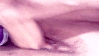 Marca comigo e vem enfiar seu cacete nessa buceta gulosa e puta e adoro que esporrem na minha boca tambem vem estou esperando