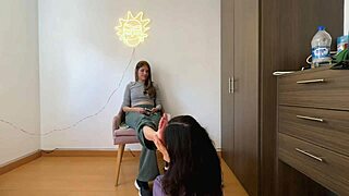 Vroče kolumbijske lezbijke se potopijo v perverzno fetish igro