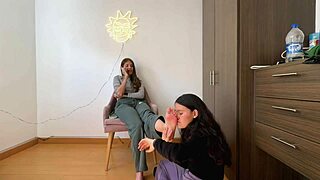 Vroče kolumbijske lezbijke se potopijo v perverzno fetish igro