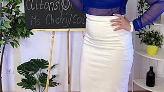 Hey, this hot MILF is teaching about the clitoris in a sexy roleplay 😏