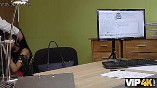 Desempleada sin familia, desnuda para sobrevivir en casting