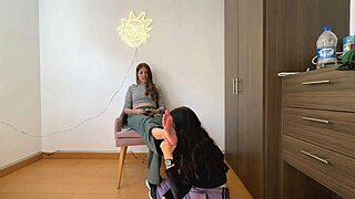 Vroče kolumbijske lezbijke se potopijo v perverzno fetish igro