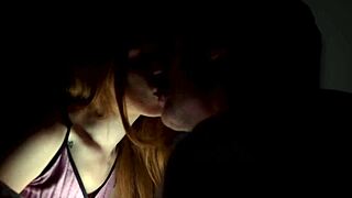 Młoda 18+ ruda pasierbica nagrywa gorącą taśmę seksu z dużym kutasem ojczyma w POV