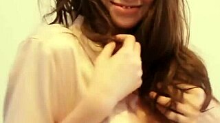 이 매력적인 베이브가 야생 섹스를 하는 게 누구야?