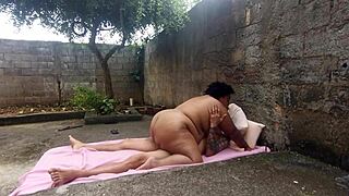 Comendo a gordinha casada no fundo do quintal, gaping her big ass!