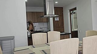 Rubia cachonda me chupa la verga porque su marido me debe alquiler