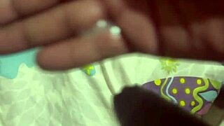 Mi hermanastra llega de fiesta y queda profunda, entro a su habitaci�n y me masturbo metiendo leche en su co�ito y culo con dedos