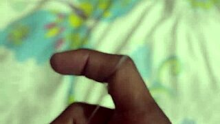 Mi hermanastra llega de fiesta y queda profunda, entro a su habitaci�n y me masturbo metiendo leche en su co�ito y culo con dedos