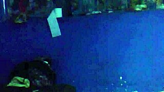 despu�s de la fiesta me escap� de casa para irme a follar al vecino