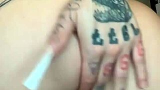 morena gostosa brincando com a bunda e buceta