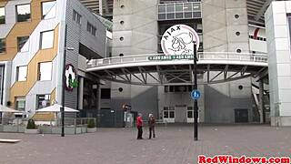 Hé, kijk hoe deze getatoeëerde goth een Amsterdamse toerist verpest