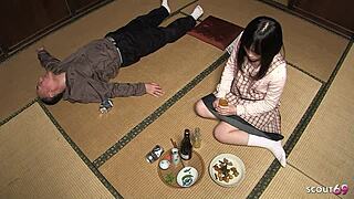 เชื่อไหมว่าชายแก่ตัวอวบล่อสาวญี่ปุ่นวัยรุ่น 18+ ให้ปากครั้งแรก?