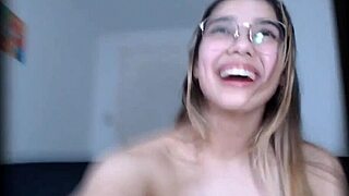 Anniecatt chats on CHATURBATE with fans