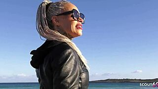 Слаба зряла германка със татуировки изневерява. Взема ебане без презерватив в хотел с кума на задника