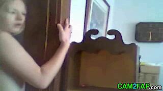 Opsednuta tinejdžerka 18+ deli svoje nage webcam seks ispovesti