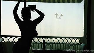 nagy cicis goth tojás sziluett dildóval lovagol borotvált puncin