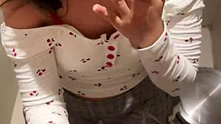 18χρονη Ασιατική Κοπέλα Με Ρούφηξε Στην Δημόσια Τουαλέτα.