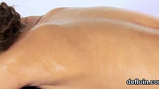 pretty sweetie gapes tight hairless twat and loses virginity