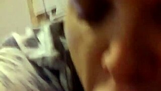 18+ tini bemutatja képességeit a szörnyeteg fasszal újévi izgalomért.