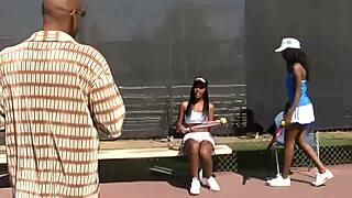 Какво е по-горещо от две черни милфи в дива тройка?