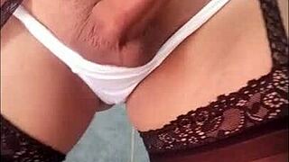 Me Masturbo Usando Un Liguero Y Tanga Blanca