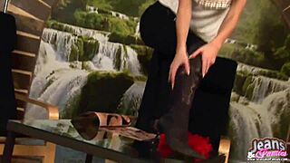 Babe barely fits round ass in skinny jeans