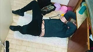 Tukang ledeng perbaiki wastafel dan bikin aku basah kuyup