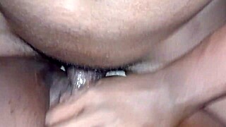 POV baisant une vraie salope avec une grosse bite noire en gros plan.