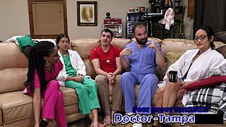 Le Dr. Tampa conduit l'examen annuel 2023 d'Aria Nicole avec cheveux longs et lunettes.