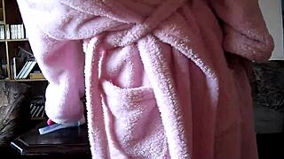 German Slut Masturbates On Cam